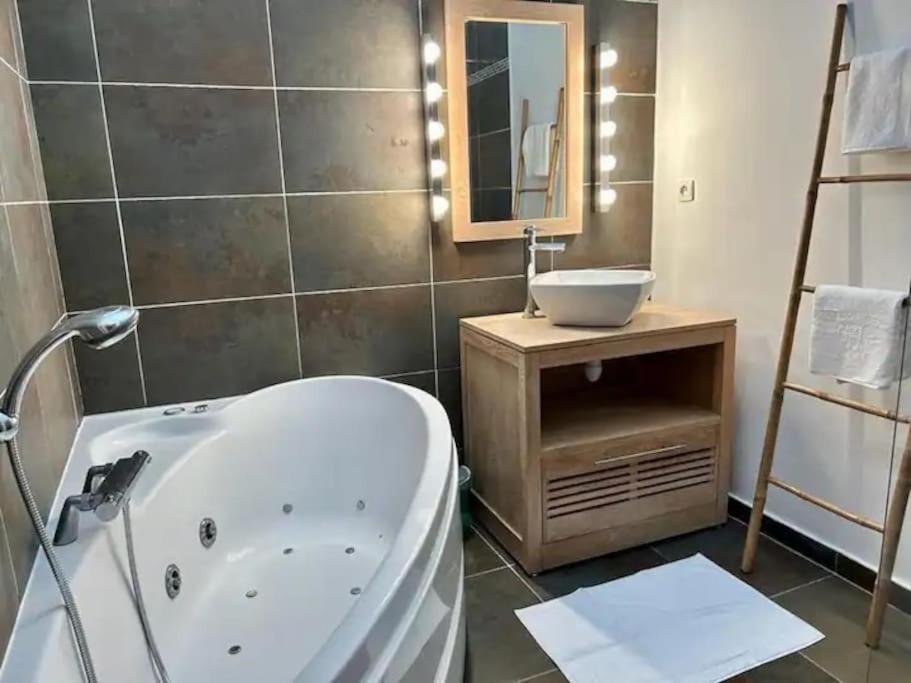 Chic 4 Personnes Hypercentre 5 Minutes Avenue De Champagne Apartment