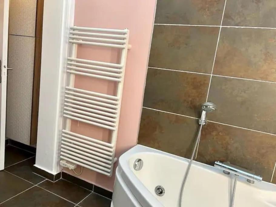 Chic 4 Personnes Hypercentre 5 Minutes Avenue De Champagne Apartment *